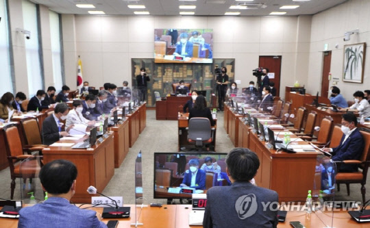 심영섭 경희사이버대 교수가 16일 오후 서울 여의도 국회에서 열린 언론·미디어 제도 개선 특별위원회 회의에서 자문위원회 중간보고를 하고 있다. <국회사진기자단, 연합뉴스>